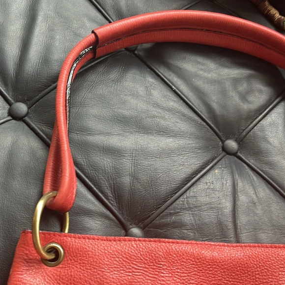 Red Leather Commuter Handbag. - Picture 3 of 7